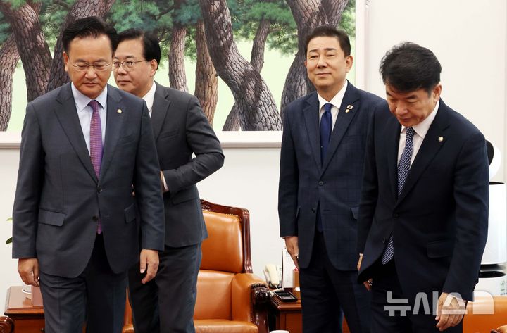 [서울=뉴시스] 조성봉 기자 = 김병기 더불어민주당 원내대표와 송언석 국민의힘 원내대표가 18일 오후 서울 여의도 국회에서 2+2회동에 앞서 악수를 마치고 자리로 향하고 있다. 왼쪽부터 유상범 국민의힘 원내운영수석부대표, 송 원내대표, 김 원내대표, 문진석 민주당 원내운영수석부대표. 2025.11.18. suncho21@newsis.com