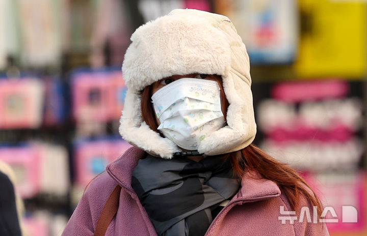 [대구=뉴시스] 이무열 기자 = 기온이 급격히 떨어져 추운 날씨를 보인 18일 대구 중구 동성로에서 한 시민이 방한모자를 쓴 채 이동하고 있다. 2025.11.18. lmy@newsis.com