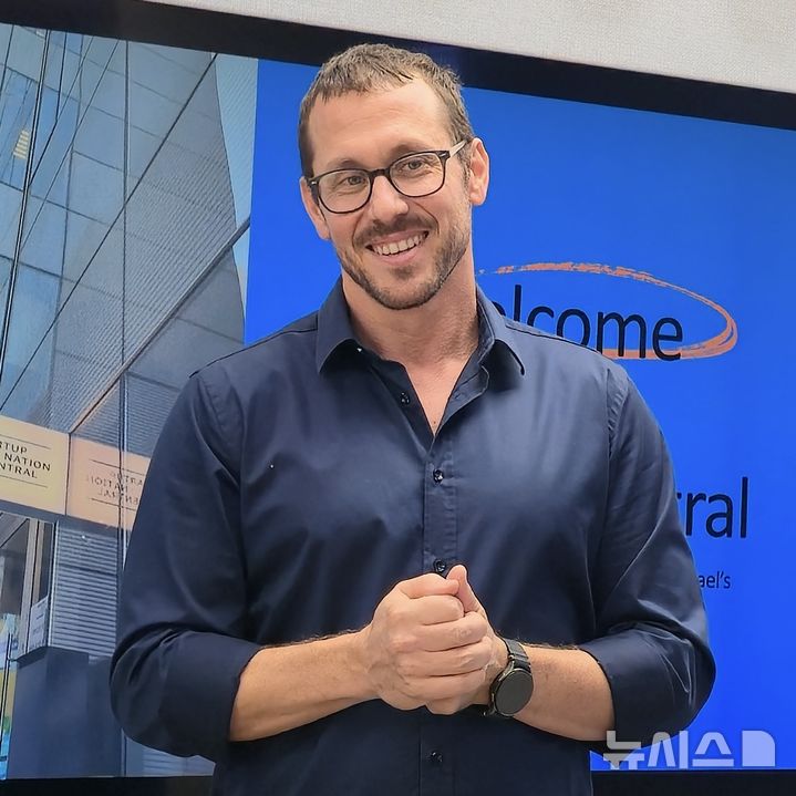 [이스라엘 텔아비브=뉴시스] 최명수 기자= 지난 13일 이스라엘 텔아비브 중심가에 있는 스타트업네이션센트럴 5층 회의실에서 알론 투르카스파 글로벌파트너십 담당 이사가 이스라엘의 혁신에 대해 설명하고 있다. 2025.11.13. apollon@newsis.com