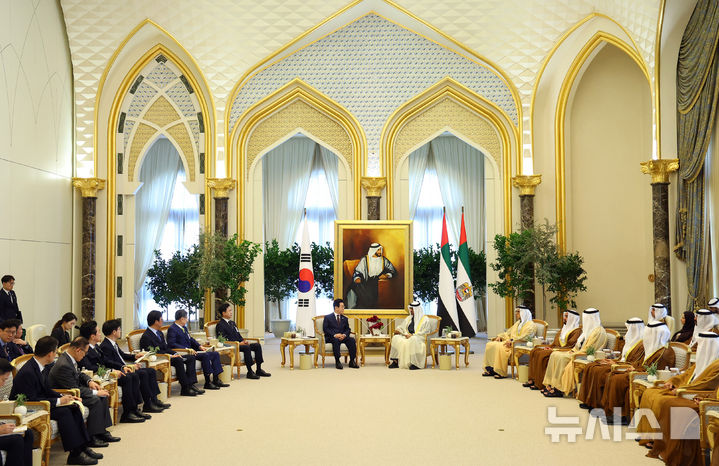 [아부다비=뉴시스] 최동준 기자 = 아랍에미리트(UAE)를 국빈 방문 중인 이재명 대통령이 18일(현지 시간) 아부다비 카사르 알 와탄 대통령궁에서 무함마드 빈 자이드 알 나흐얀 UAE 대통령과 확대 정상회담을 하고 있다. 2025.11.18. photocdj@newsis.com