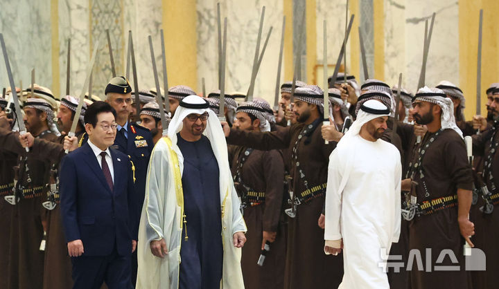 [아부다비=뉴시스] 최동준 기자 = 아랍에미리트(UAE)를 국빈 방문 중인 이재명 대통령이 18일(현지 시간) 아부다비 카사르 알 와탄 대통령궁에서 열린 공식 환영식에서 무함마드 빈 자이드 알 나흐얀 UAE 대통령과 의장대를 사열하고 있다. 2025.11.18. photocdj@newsis.com