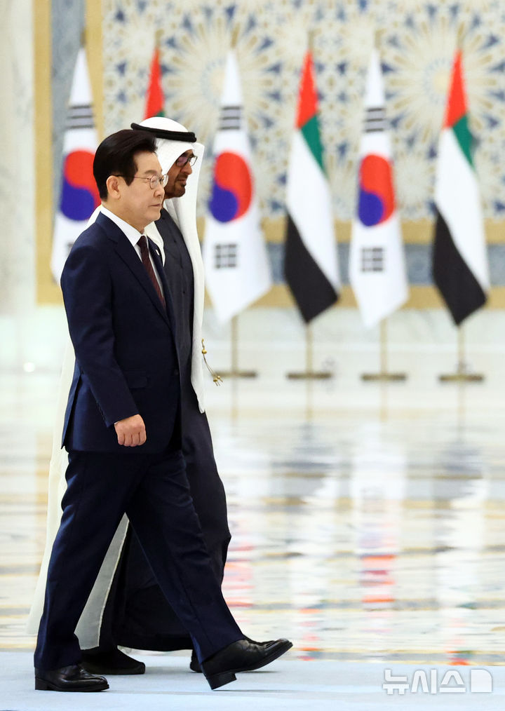 [아부다비=뉴시스] 최동준 기자 = 아랍에미리트(UAE)를 국빈 방문 중인 이재명 대통령이 18일(현지 시간) 아부다비 카사르 알 와탄 대통령궁에서 열린 공식 환영식에서 무함마드 빈 자이드 알 나흐얀 UAE 대통령과 의장대를 사열하고 있다. 2025.11.18. photocdj@newsis.com