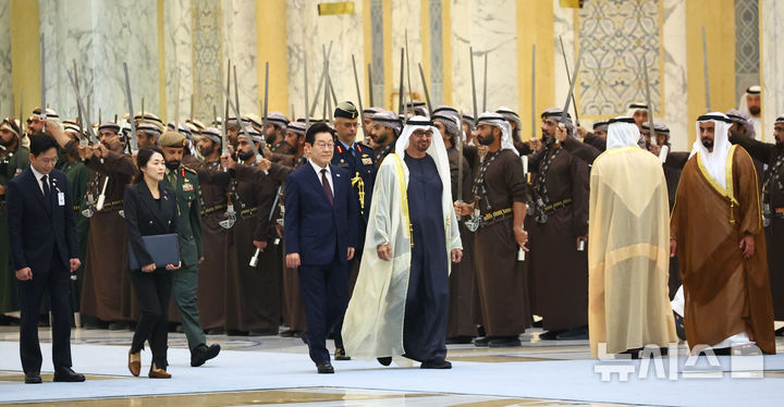 [아부다비=뉴시스] 최동준 기자 = 아랍에미리트(UAE)를 국빈 방문 중인 이재명 대통령이 18일(현지 시간) 아부다비 카사르 알 와탄 대통령궁에서 열린 공식 환영식에서 무함마드 빈 자이드 알 나흐얀 UAE 대통령과 의장대를 사열하고 있다. 2025.11.18. photocdj@newsis.com