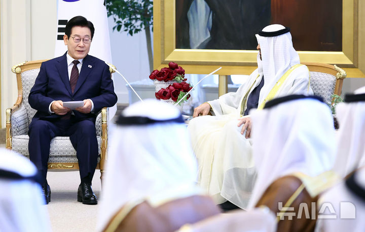 [아부다비=뉴시스] 최동준 기자 = 아랍에미리트(UAE)를 국빈 방문 중인 이재명 대통령이 18일(현지 시간) 아부다비 카사르 알 와탄 대통령궁에서 열린 무함마드 빈 자이드 알 나흐얀 UAE 대통령과 확대 정상회담에서 발언하고 있다. 2025.11.18. photocdj@newsis.com
