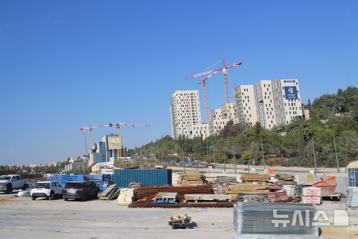 [이스라엘 예루살렘=뉴시스] 최명수 기자=이스라엘 예루살렘의 한 건설현장. 이스라엘 정부는 2년여간 하마스와의 전쟁 와중에도 올해 2.5%의 경제성장을 예상했다. 올해 11월까지 관광객 수도 118만명에 달해 지난 해의 2배 가까이 늘었다고 중앙통계국이 12월 3일 발표했다. 2025. 12. 04.