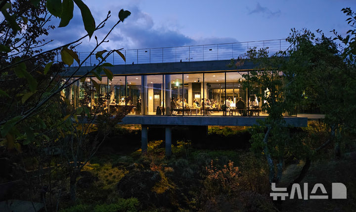 [서귀포=뉴시스] 우장호 기자 = 18일 오후 제주 서귀포시 효돈동 베케에서 제주의 자연환경과 도시 공간, 건축, 정원이 어떻게 조화를 이루며 공존할 수 있을지를 모색하는 '도시·자연·건축·정원 2025 포럼'이 진행되고 있다. 이번 포럼은 더가든·제주미래건축공간연구원이 공동 주최하고, 뉴시스 제주본부가 주관하며 제주도개발공사가 후원한다. 2025.11.18. woo1223@newsis.com