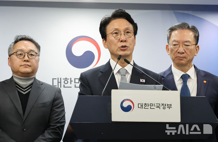 [서울=뉴시스] 김명원 기자 = 김민석 국무총리가 18일 서울 종로구 정부서울청사에서 열린 '론스타' ISDS 취소 신청 관련 긴급 브리핑에서 정부는 오늘 오후 3시 22분경 미국 동부 시간으로는 새벽 1시 22분경에 미국 워싱턴 D.C.에 있는 국제투자분쟁해결센터(ICSID)의 론스타 ISDS 취소위원회로부터 대한민국 승소 결정을 선고받았다고 발표하고있다. 2022년 8월 중재판정부는 론스타 주장 중 일부를 인정해 청구 금액 46억8000만 달러 중 4.6%인 2억1650만 달러(약 2761억원)를 배상하라고 판정했고, 정부는 같은해 10월 중재판정부가 배상원금을 과다 산정했고 이자의 중복계산 등이 있다며 정정신청을 제기했다. 중재판정부는 약 반 년 만인 지난 5월 이를 전부 인용하면서 우리 정부가 물어야 할 배상금이 6억원 가량 감액됐다. 론스타 측은 2023년 7월 한-벨 BIT의 적용범위 및 관할에 대한 판단 오류(월권) 등을 이유로 중재판정부 판정에 취소신청을 제기했고, 법무부도 'ICSID 협약상 취소사유에 해당하는 법리상 문제점을 발견했다'며 취소신청을 제기했다. 2025.11.18. kmx1105@newsis.com