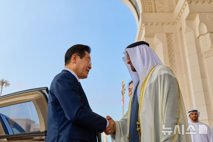 [아부다비=뉴시스] 최동준 기자 = 아랍에미리트(UAE)를 국빈 방문 중인 이재명 대통령이 18일(현지 시간) 아부다비 카사르 알 와탄 대통령궁에서 열린 공식 환영식에서 무함마드 빈 자이드 알 나흐얀 UAE 대통령과 악수하고 있다. (공동취재) 2025.11.18. photocdj@newsis.com