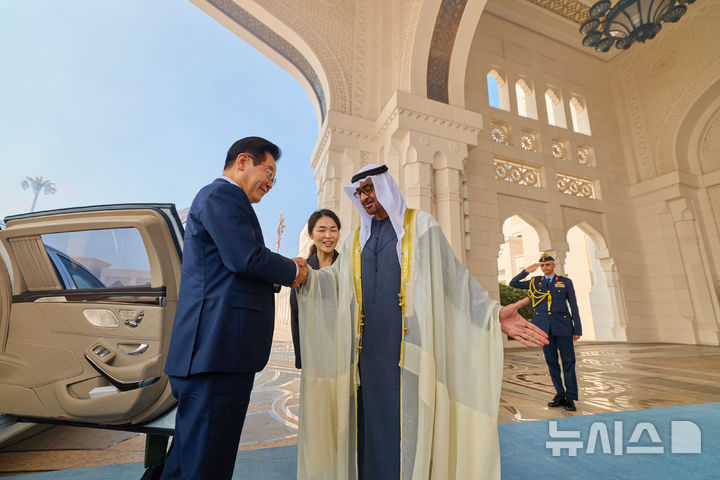 [아부다비=뉴시스] 최동준 기자 = 아랍에미리트(UAE)를 국빈 방문 중인 이재명 대통령이 18일(현지 시간) 아부다비 카사르 알 와탄 대통령궁에서 열린 공식 환영식에서 무함마드 빈 자이드 알 나흐얀 UAE 대통령과 악수하고 있다. (공동취재) 2025.11.18. photocdj@newsis.com