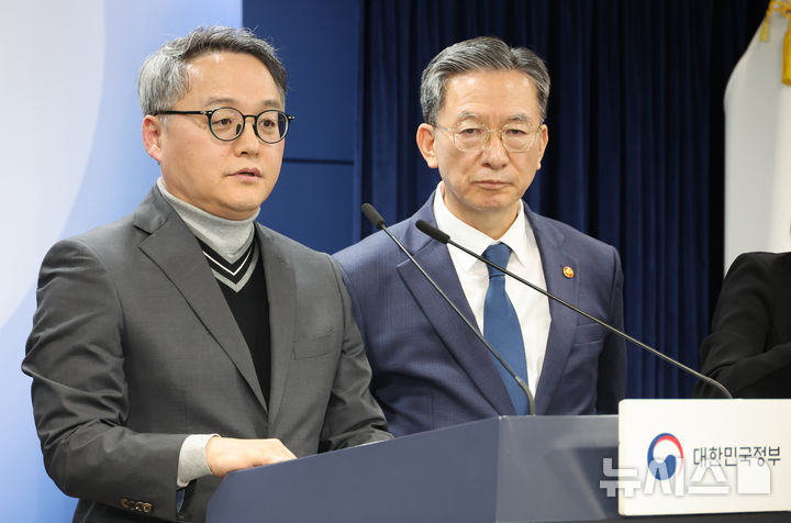 [서울=뉴시스] 김명원 기자 = 정홍식 법무부 국제법무국장이 18일 서울 종로구 정부서울청사에서 '론스타' ISDS 취소 신청 관련 긴급 브리핑에서 국제투자분쟁해결센터(ICSID)의 론스타 ISDS 취소위원회로부터 대한민국 승소 결정을 선고와 관련 발언을 하고 있다. 2025.11.18. kmx1105@newsis.com