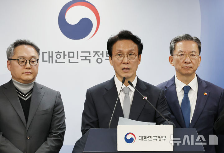 [서울=뉴시스] 김명원 기자 = 김민석 국무총리가 18일 서울 종로구 정부서울청사에서 열린 '론스타' ISDS 취소 신청 관련 긴급 브리핑에서 정부는 오늘 오후 3시 22분경 미국 동부 시간으로는 새벽 1시 22분경에 미국 워싱턴 D.C.에 있는 국제투자분쟁해결센터(ICSID)의 론스타 ISDS 취소위원회로부터 대한민국 승소 결정을 선고받았다고 발표하고 있다. 2022년 8월 중재판정부는 론스타 주장 중 일부를 인정해 청구 금액 46억8000만 달러 중 4.6%인 2억1650만 달러(약 2761억원)를 배상하라고 판정했고, 정부는 같은해 10월 중재판정부가 배상원금을 과다 산정했고 이자의 중복계산 등이 있다며 정정신청을 제기했다. 중재판정부는 약 반 년 만인 지난 5월 이를 전부 인용하면서 우리 정부가 물어야 할 배상금이 6억원 가량 감액됐다. 론스타 측은 2023년 7월 한-벨 BIT의 적용범위 및 관할에 대한 판단 오류(월권) 등을 이유로 중재판정부 판정에 취소신청을 제기했고, 법무부도 'ICSID 협약상 취소사유에 해당하는 법리상 문제점을 발견했다'며 취소신청을 제기했다. 2025.11.18. kmx1105@newsis.com