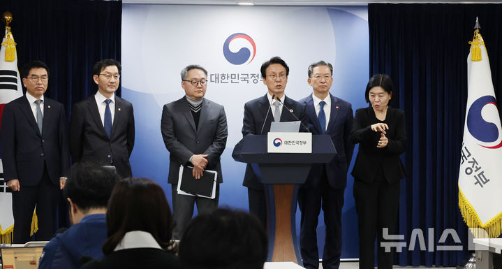 [서울=뉴시스] 김명원 기자 = 김민석 국무총리가 18일 서울 종로구 정부서울청사에서 열린 '론스타' ISDS 취소 신청 관련 긴급 브리핑에서 정부는 오늘 오후 3시 22분경 미국 동부 시간으로는 새벽 1시 22분경에 미국 워싱턴 D.C.에 있는 국제투자분쟁해결센터(ICSID)의 론스타 ISDS 취소위원회로부터 대한민국 승소 결정을 선고받았다고 발표하고 있다. 2025.11.18. kmx1105@newsis.com