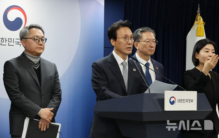 [서울=뉴시스] 김명원 기자 = 김민석 국무총리가 18일 서울 종로구 정부서울청사에서 열린 '론스타' ISDS 취소 신청 관련 긴급 브리핑에서 정부는 오늘 오후 3시 22분경 미국 동부 시간으로는 새벽 1시 22분경에 미국 워싱턴 D.C.에 있는 국제투자분쟁해결센터(ICSID)의 론스타 ISDS 취소위원회로부터 대한민국 승소 결정을 선고받았다고 발표하고 있다. 2025.11.18. kmx1105@newsis.com