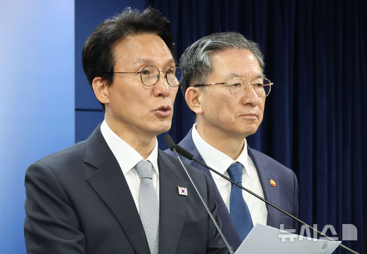 [서울=뉴시스] 김명원 기자 = 김민석 국무총리가 18일 서울 종로구 정부서울청사에서 열린 '론스타' ISDS 취소 신청 관련 긴급 브리핑에서 정부는 오늘 오후 3시 22분경 미국 동부 시간으로는 새벽 1시 22분경에 미국 워싱턴 D.C.에 있는 국제투자분쟁해결센터(ICSID)의 론스타 ISDS 취소위원회로부터 대한민국 승소 결정을 선고받았다고 발표하고 있다. 2025.11.18. kmx1105@newsis.com