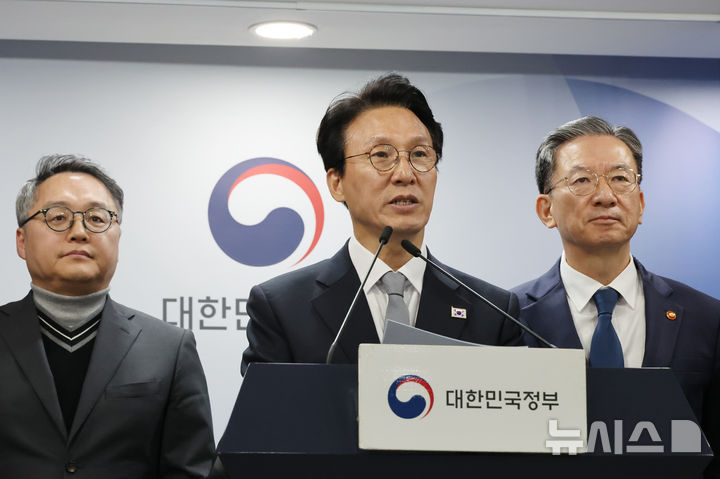 [서울=뉴시스] 김명원 기자 = 김민석 국무총리가 18일 서울 종로구 정부서울청사에서 열린 '론스타' ISDS 취소 신청 관련 긴급 브리핑에서 정부는 오늘 오후 3시 22분경 미국 동부 시간으로는 새벽 1시 22분경에 미국 워싱턴 D.C.에 있는 국제투자분쟁해결센터(ICSID)의 론스타 ISDS 취소위원회로부터 대한민국 승소 결정을 선고받았다고 발표하고 있다. 2022년 8월 중재판정부는 론스타 주장 중 일부를 인정해 청구 금액 46억8000만 달러 중 4.6%인 2억1650만 달러(약 2761억원)를 배상하라고 판정했고, 정부는 같은해 10월 중재판정부가 배상원금을 과다 산정했고 이자의 중복계산 등이 있다며 정정신청을 제기했다. 중재판정부는 약 반 년 만인 지난 5월 이를 전부 인용하면서 우리 정부가 물어야 할 배상금이 6억원 가량 감액됐다. 론스타 측은 2023년 7월 한-벨 BIT의 적용범위 및 관할에 대한 판단 오류(월권) 등을 이유로 중재판정부 판정에 취소신청을 제기했고, 법무부도 'ICSID 협약상 취소사유에 해당하는 법리상 문제점을 발견했다'며 취소신청을 제기했다. 2025.11.18. kmx1105@newsis.com