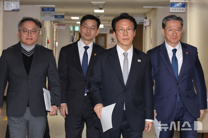 [서울=뉴시스] 김명원 기자 = 김민석(왼쪽) 국무총리가 18일 서울 종로구 정부서울청사에서 열린 '론스타' ISDS 취소 신청 관련 긴급 브리핑에 앞서 정성호 법무부 장관과 및 참석자들과 브리핑실로 이동하고 있다. 2025.11.18. kmx1105@newsis.com