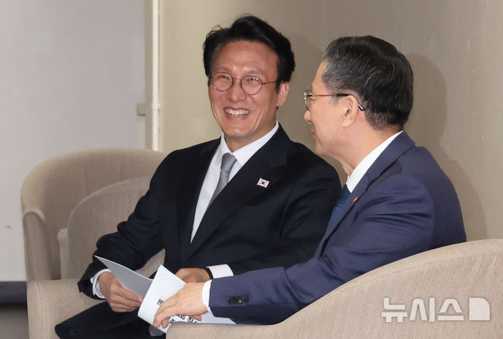 [서울=뉴시스] 김명원 기자 = 김민석(왼쪽) 국무총리가 18일 서울 종로구 정부서울청사에서 열린 '론스타' ISDS 취소 신청 관련 긴급 브리핑에 앞서 정성호 법무부 장관과 대화하고 있다. 2025.11.18. kmx1105@newsis.com