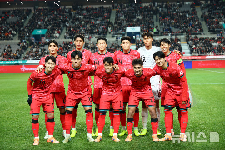 [서울=뉴시스] 황준선 기자 = 18일 오후 서울 마포구 서울월드컵경기장에서 열린 축구 국가대표팀 평가전 대한민국과 가나의 경기, 대한민국 선수들이 경기 시작에 앞서 기념촬영 하고 있다. 2025.11.18. hwang@newsis.com