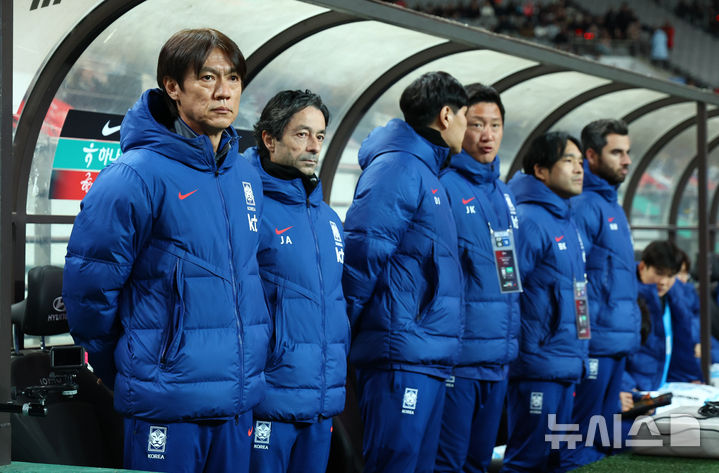 [서울=뉴시스] 황준선 기자 = 18일 오후 서울 마포구 서울월드컵경기장에서 열린 축구 국가대표팀 평가전 대한민국과 가나의 경기, 대한민국 홍명보 감독이 경기장에 입장해 있다. 2025.11.18. hwang@newsis.com