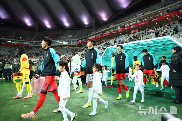 [서울=뉴시스] 황준선 기자 = 18일 오후 서울 마포구 서울월드컵경기장에서 열린 축구 국가대표팀 평가전 대한민국과 가나의 경기, 대한민국 선수들이 경기장에 입장하고 있다. 2025.11.18. hwang@newsis.com