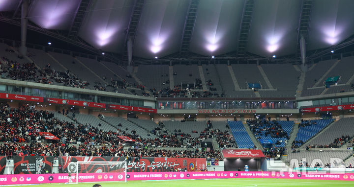 [서울=뉴시스] 황준선 기자 = 18일 오후 서울 마포구 서울월드컵경기장에서 열린 축구 국가대표팀 평가전 대한민국과 가나의 경기, 관중석 곳곳이 비어 있다. 2025.11.18. hwang@newsis.com