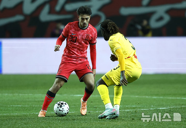 [서울=뉴시스] 정병혁 기자 = 18일 오후 서울 마포구 서울월드컵경기장에서 열린 축구 국가대표팀 평가전 대한민국과 가나의 경기, 카스트로프가 공을 사수하고 있다. 2025.11.18. jhope@newsis.com