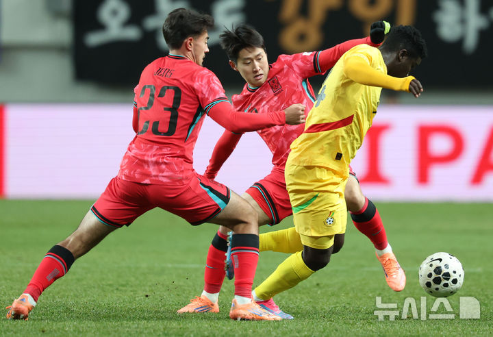 [서울=뉴시스] 황준선 기자 = 18일 오후 서울 마포구 서울월드컵경기장에서 열린 축구 국가대표팀 평가전 대한민국과 가나의 경기, 전반 한국 옌스 카스트로프와 이강인이 가나 기디언 멘사와 볼다툼을 하고 있다. 2025.11.18. hwang@newsis.com