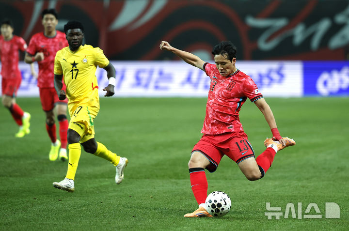 크로스를 올리는 이태석