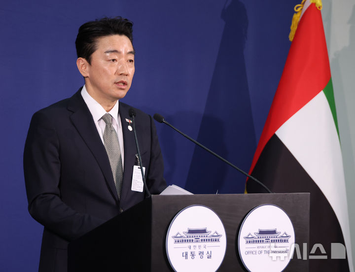 [아부다비=뉴시스] 최동준 기자 = 강훈식 대통령비서실장이 18일(현지 시간) 아랍에미리트(UAE) 아부다비 한 호텔 한국프레스센터에서 이재명 대통령 전략경제협력 특사 성과 관련 브리핑을 하고 있다. 2025.11.18. photocdj@newsis.com