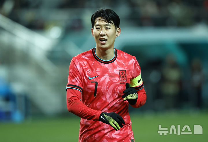 [서울=뉴시스] 정병혁 기자 = 18일 오후 서울 마포구 서울월드컵경기장에서 열린 축구 국가대표팀 평가전 대한민국과 가나의 경기, 손흥민이 이태석을 격려하고 있다. 2025.11.18. jhope@newsis.com