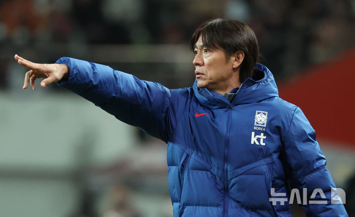 [서울=뉴시스] 황준선 기자 = 18일 오후 서울 마포구 서울월드컵경기장에서 열린 축구 국가대표팀 평가전 대한민국과 가나의 경기, 전반 한국 홍명보 감독이 작전을 지시하고 있다. 2025.11.18. hwang@newsis.com