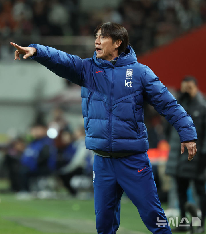 [서울=뉴시스] 황준선 기자 = 18일 오후 서울 마포구 서울월드컵경기장에서 열린 축구 국가대표팀 평가전 대한민국과 가나의 경기, 전반 한국 홍명보 감독이 작전을 지시하고 있다. 2025.11.18. hwang@newsis.com