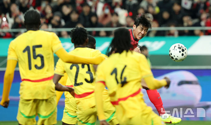 [서울=뉴시스] 홍효식 기자 = 18일 오후 서울 마포구 서울월드컵경기장에서 열린 축구 국가대표팀 평가전 대한민국과 가나의 경기, 권혁규가 헤딩하고 있다. 2025.11.18. yesphoto@newsis.com