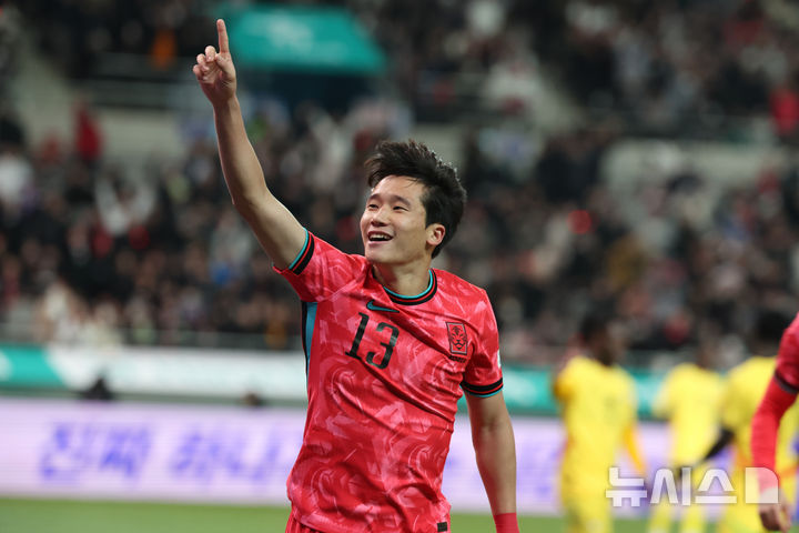 [서울=뉴시스] 황준선 기자 = 18일 오후 서울 마포구 서울월드컵경기장에서 열린 축구 국가대표팀 평가전 대한민국과 가나의 경기, 후반 한국 이태석이 팀의 첫번째 골을 넣은 뒤 세리머니 하고 있다. 2025.11.18. hwang@newsis.com