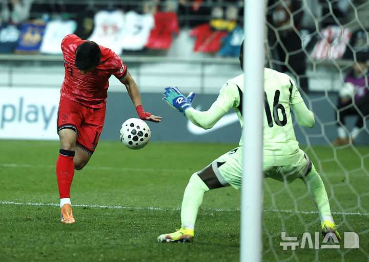 [서울=뉴시스] 정병혁 기자 = 18일 오후 서울 마포구 서울월드컵경기장에서 열린 축구 국가대표팀 평가전 대한민국과 가나의 경기, 이태석이 슛을 하고 있다, 2025.11.18. jhope@newsis.com