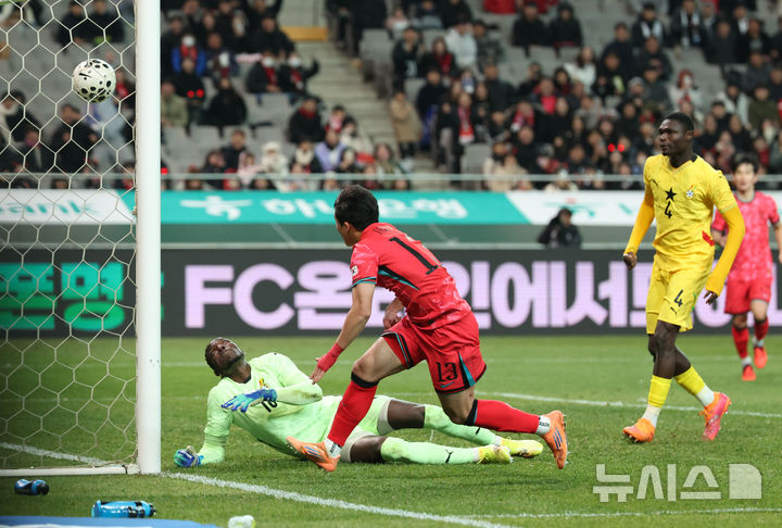 [서울=뉴시스] 황준선 기자 = 18일 오후 서울 마포구 서울월드컵경기장에서 열린 축구 국가대표팀 평가전 대한민국과 가나의 경기, 후반 한국 이태석이 팀의 첫 골을 넣고 있다. 2025.11.18. hwang@newsis.com