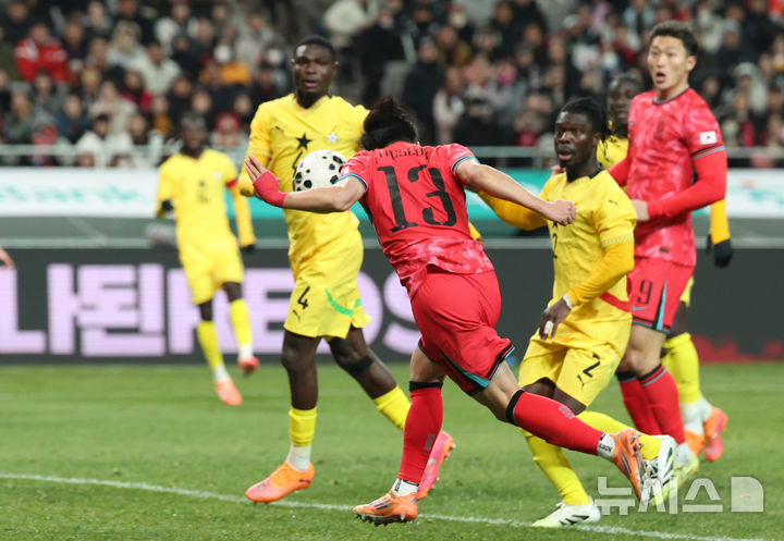 [서울=뉴시스] 황준선 기자 = 18일 오후 서울 마포구 서울월드컵경기장에서 열린 축구 국가대표팀 평가전 대한민국과 가나의 경기, 후반 한국 이태석이 팀의 첫 골을 넣고 있다. 2025.11.18. hwang@newsis.com