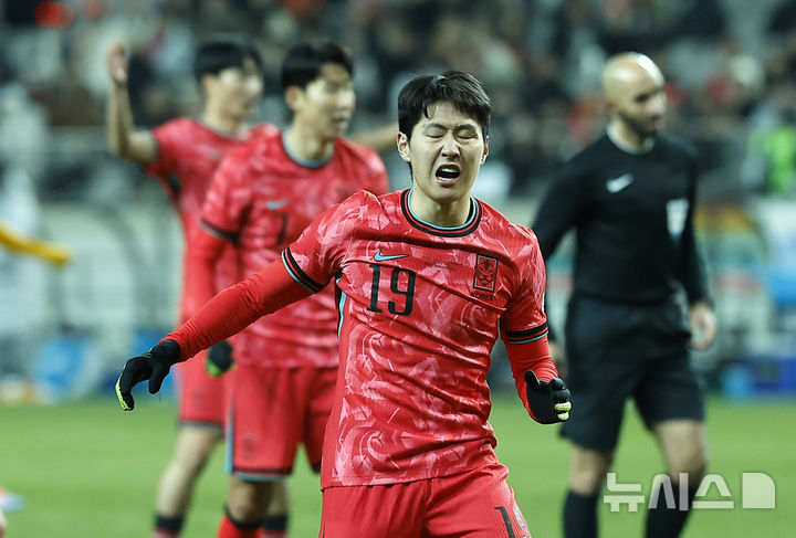 [서울=뉴시스] 정병혁 기자 = 18일 오후 서울 마포구 서울월드컵경기장에서 열린 축구 국가대표팀 평가전 대한민국과 가나의 경기, 이강인이 슛을 한 뒤 아쉬워하고 있다. 2025.11.18. jhope@newsis.com