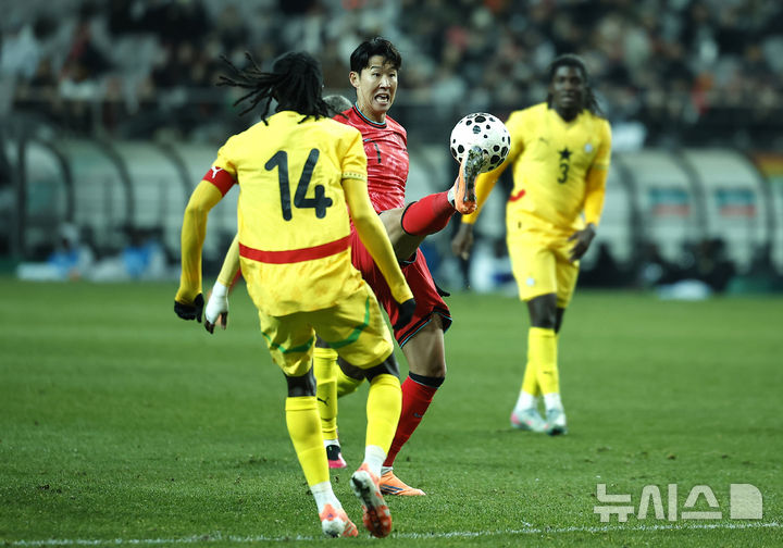 [서울=뉴시스] 정병혁 기자 = 18일 오후 서울 마포구 서울월드컵경기장에서 열린 축구 국가대표팀 평가전 대한민국과 가나의 경기, 손흥민이 공을 받고 있다. 2025.11.18. jhope@newsis.com