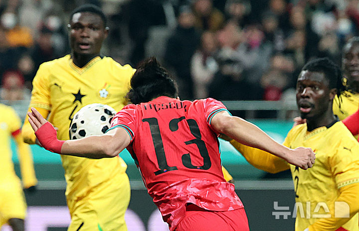 [서울=뉴시스] 황준선 기자 = 18일 오후 서울 마포구 서울월드컵경기장에서 열린 축구 국가대표팀 평가전 대한민국과 가나의 경기, 후반 한국 이태석이 팀의 첫 골을 넣고 있다. 2025.11.18. hwang@newsis.com