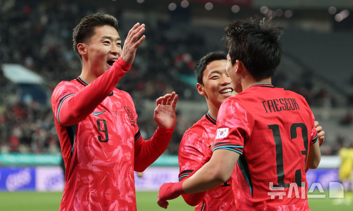 [서울=뉴시스] 황준선 기자 = 18일 오후 서울 마포구 서울월드컵경기장에서 열린 축구 국가대표팀 평가전 대한민국과 가나의 경기, 후반 팀의 첫 골을 넣은 한국 이태성이 조규성, 황희찬과 기쁨을 나누고 있다. 2025.11.18. hwang@newsis.com