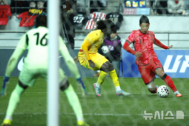[서울=뉴시스] 정병혁 기자 = 18일 오후 서울 마포구 서울월드컵경기장에서 열린 축구 국가대표팀 평가전 대한민국과 가나의 경기, 황희찬이 상대를 피해 돌파하고 있다. 2025.11.18. jhope@newsis.com