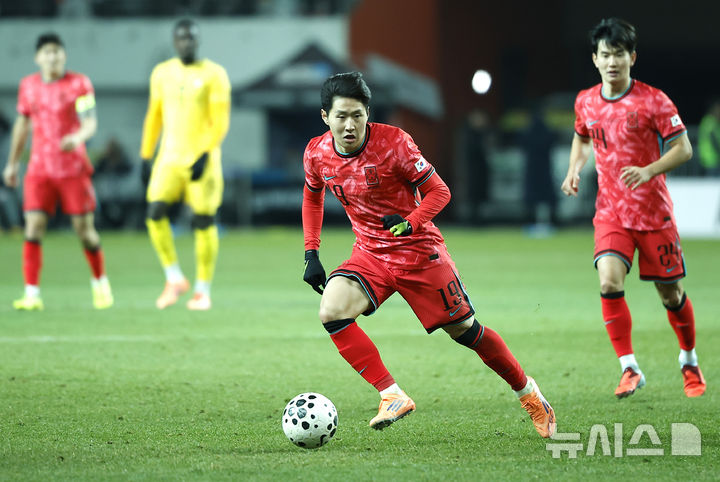 [서울=뉴시스] 정병혁 기자 = 18일 오후 서울 마포구 서울월드컵경기장에서 열린 축구 국가대표팀 평가전 대한민국과 가나의 경기, 이강인이 돌파하고 있다. 2025.11.18. jhope@newsis.com