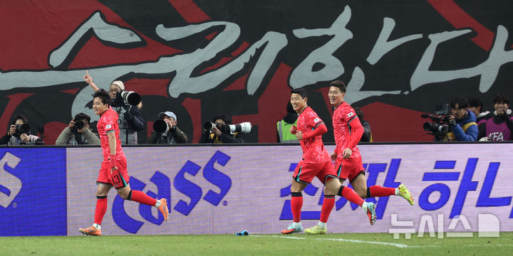 [서울=뉴시스] 홍효식 기자 = 18일 오후 서울 마포구 서울월드컵경기장에서 열린 축구 국가대표팀 평가전 대한민국과 가나의 경기, 이태석이 골을 넣은 뒤 세리머니하고 있다. 2025.11.18. yesphoto@newsis.com