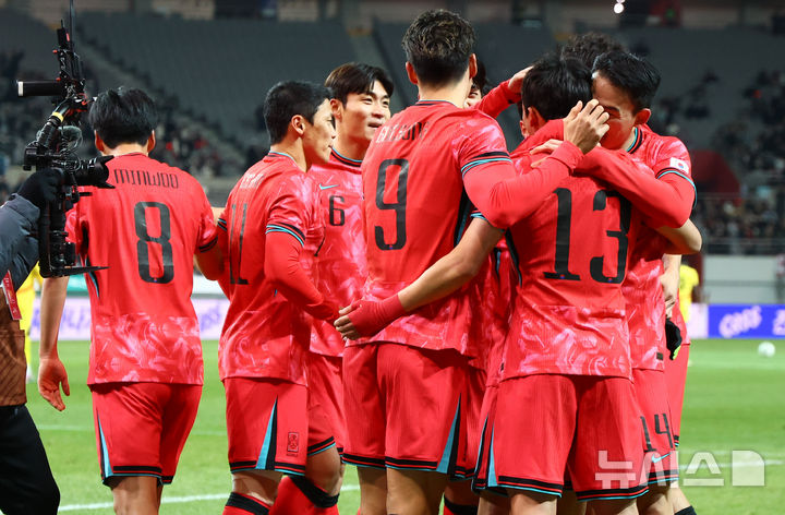 [서울=뉴시스] 황준선 기자 = 18일 오후 서울 마포구 서울월드컵경기장에서 열린 축구 국가대표팀 평가전 대한민국과 가나의 경기, 후반 팀의 첫 골을 넣은 한국 이태석과 선수들이 기쁨을 나누고 있다. 2025.11.18. hwang@newsis.com