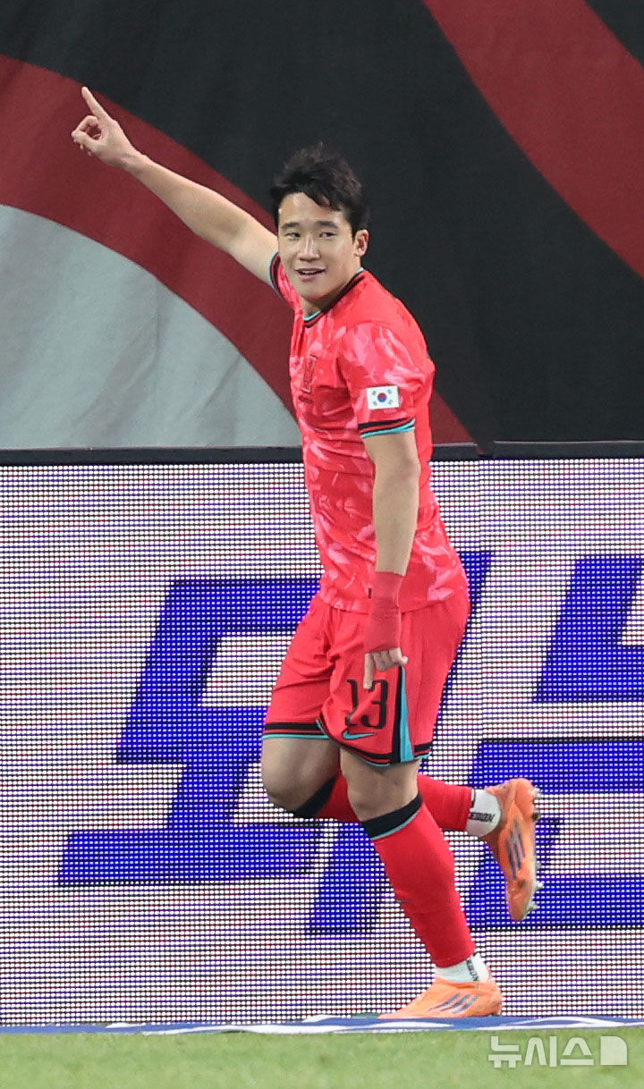 [서울=뉴시스] 홍효식 기자 = 18일 오후 서울 마포구 서울월드컵경기장에서 열린 축구 국가대표팀 평가전 대한민국과 가나의 경기, 이태석이 골을 넣은 뒤 세리머니하고 있다. 2025.11.18. yesphoto@newsis.com