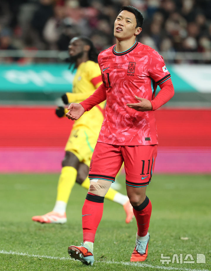 [서울=뉴시스] 황준선 기자 = 18일 오후 서울 마포구 서울월드컵경기장에서 열린 축구 국가대표팀 평가전 대한민국과 가나의 경기, 후반 한국 황희찬이 페널티킥에 실패한 뒤 아쉬워하고 있다. 2025.11.18. hwang@newsis.com