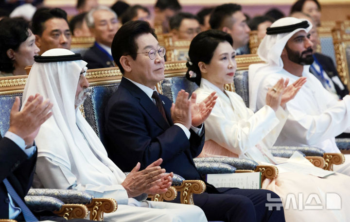 [아부다비=뉴시스] 최동준 기자 = 아랍에미리트(UAE)를 국빈 방문 중인 이재명 대통령과 김혜경 여사가 18일(현지 시간) 아부다비 카사르 알 와탄 대통령궁에서 열린 '문화, UAE와 한국을 잇다' 한-UAE 문화교류 행사에서 공연을 보며 박수치고 있다. 2025.11.18. photocdj@newsis.com