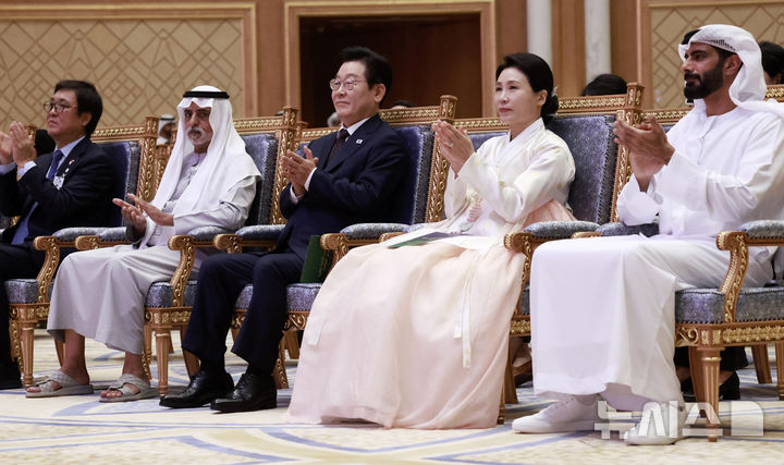 [아부다비=뉴시스] 최동준 기자 = 아랍에미리트(UAE)를 국빈 방문 중인 이재명 대통령과 김혜경 여사가 18일(현지 시간) 아부다비 카사르 알 와탄 대통령궁에서 열린 '문화, UAE와 한국을 잇다' 한-UAE 문화교류 행사에서 공연을 보며 박수치고 있다. 2025.11.18. photocdj@newsis.com