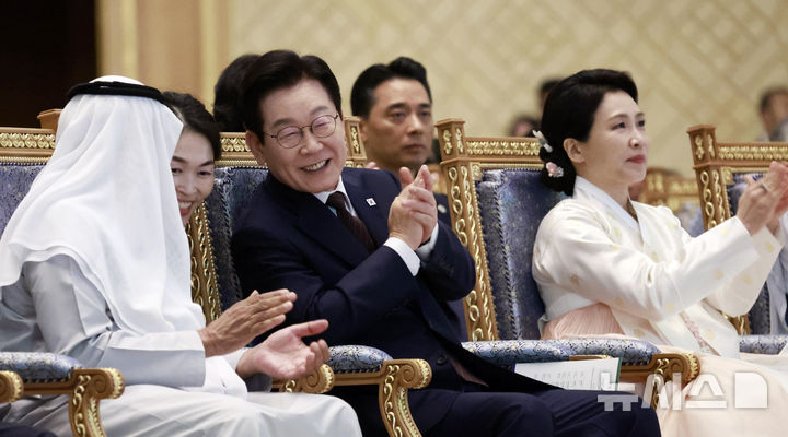 [아부다비=뉴시스] 최동준 기자 = 아랍에미리트(UAE)를 국빈 방문 중인 이재명 대통령과 김혜경 여사가 18일(현지 시간) 아부다비 카사르 알 와탄 대통령궁에서 열린 '문화, UAE와 한국을 잇다' 한-UAE 문화교류 행사에서 나얀 빈 무바라크 알 나흐얀 UAE 관용공존부 장관과 공연을 보며 박수치고 있다. 2025.11.18. photocdj@newsis.com